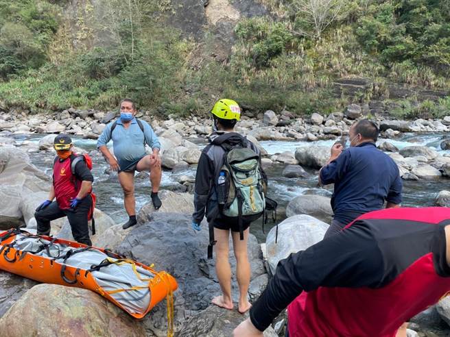 被冲走的杨男在距离落水点3公里外被找到。（新竹县消防局提供／罗浚滨新竹传真）
