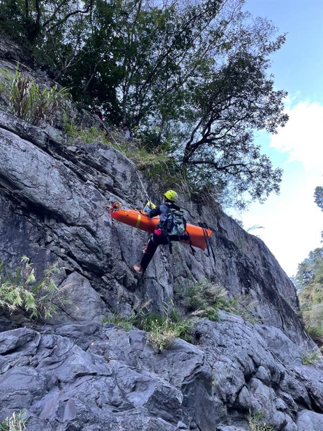 警方和山青将杨男遗体搜救上岸。（新竹县消防局提供／罗浚滨新竹传真）