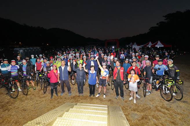 武界奥万大追枫，4日从日月潭向山游客中心出发。（南投县政府提供／廖志晃南投传真）