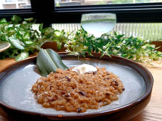 客家结合义式的「野姜花炖粽」，搭配「紫苏琴蕾」调酒很对味。(陈韵萍摄)