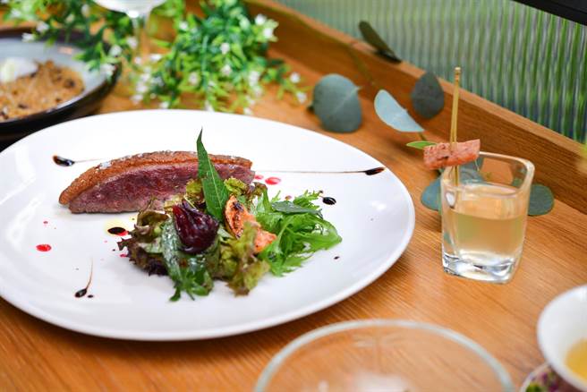 主菜「香草鹅与粉红猪」，搭配烤猪肉乾调酒，鲜嫩鹅胸、肉乾与酒液层次风味达成最佳平衡。(五方食藏提供)