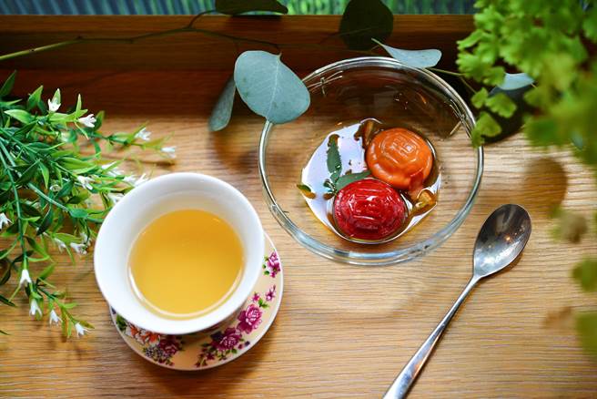 甜点「过山香小食粑」以客家传统红龟粿呈现，搭配调酒「一茉香」，香气怡人。(五方食藏提供)