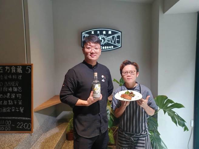 12月6、7日登场的五方食藏「好时好物餐桌」，由Bee主厨(左)与发琴吧bartender Sean餐酒搭配展现「客」家「琴」意。(陈韵萍摄)