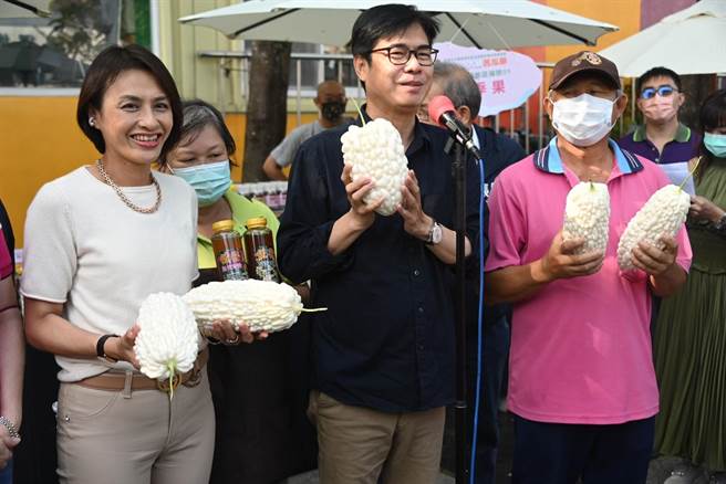 高雄市长陈其迈今天上午出席大树区苦瓜节活动，媒体询问台南水情亮黄灯，高雄水情状况如何？目前高雄市水情正常，在高雄多元配套开发的水资源里，水源里面有再生水、伏流水、地下水，大概有70万顿左右的水资源开发等待枯水时使用。(林雅惠摄)