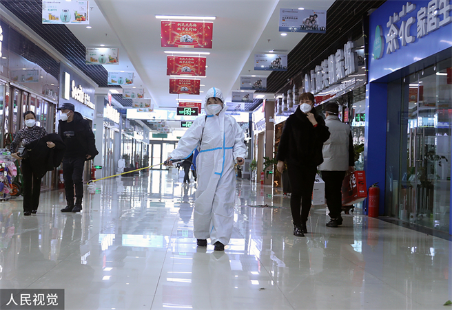 乌鲁木齐宣布5日起，包含商贸服务等将全面有序恢復正常生产经营。（人民视觉）