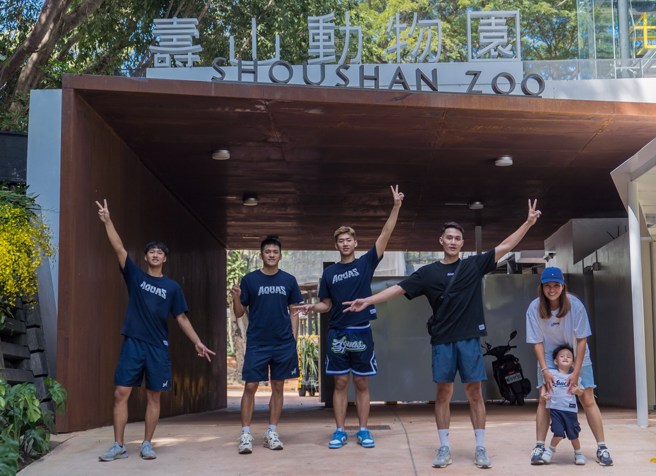 高雄海神球员前往寿山动物园体验保育员工作。(高雄海神提供)