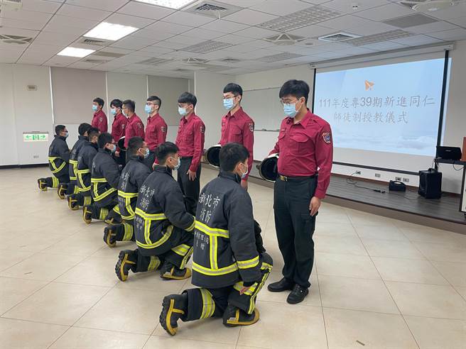 典礼上由资深人员向採高跪姿的新进人员进行授帽仪式。（消防局第三大队提供）