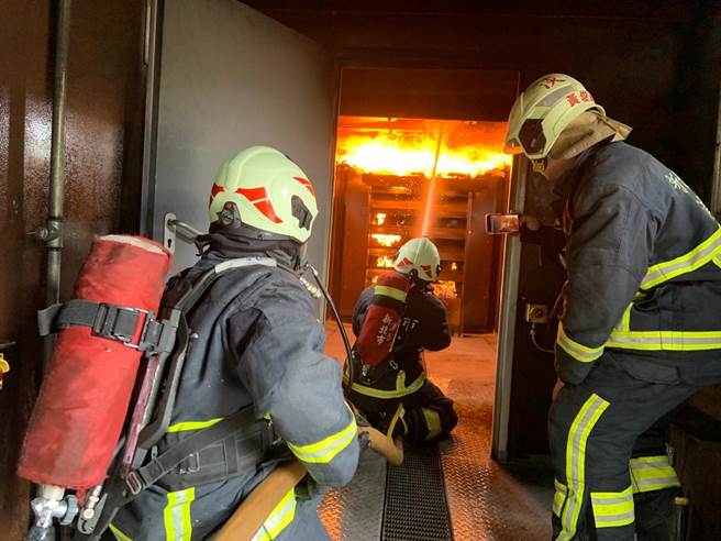 新进人员执行闪燃柜训练。（消防局第三大队提供）