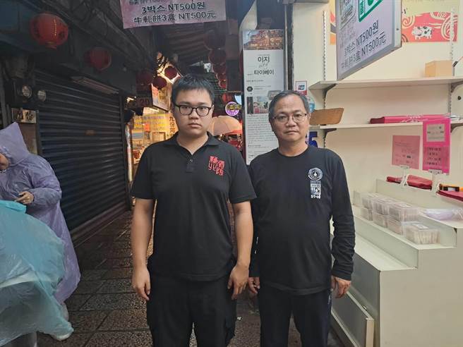 新生游胜杰与父亲九份义消副小队长游治平。（消防局第三大队提供）