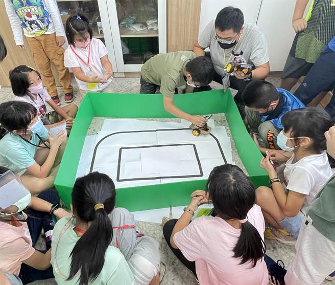 在金大电机系及社工系学生协助下，启发学童对科学的兴趣。(图／金大提供)