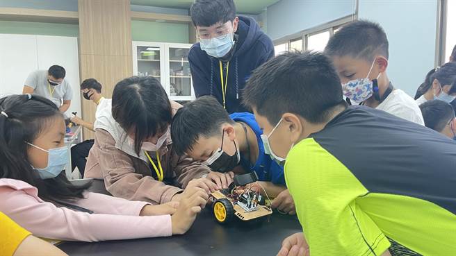 参与科学营队的学童在愉快环境下，培养实作与创新的能力。(图／金大提供)