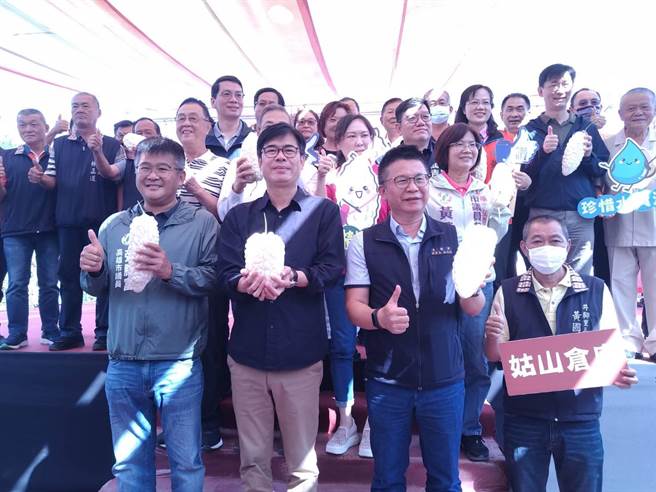 高雄市长陈其迈强调，今天特地到大树区行销，就是希望把最好吃、最安全及最卫生的白玉苦瓜，适合各种料理推荐给所有的市民朋友及民眾。(林雅惠摄)