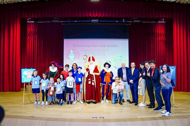 日新国小与荷兰在台学校日前一同庆祝荷兰传统节日「圣尼古拉日（Saint Nicholas' Day）」。（台北市教育局提供）