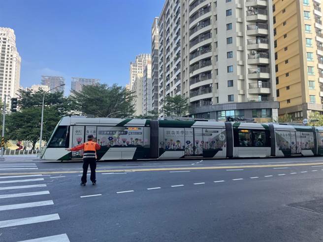 高雄轻轨新路段通车后，已经有5起小客车误闯事件。（洪靖宜摄）