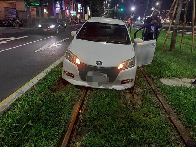 小客车误闯轻轨轨道。（翻摄照片／高雄洪靖宜传真）