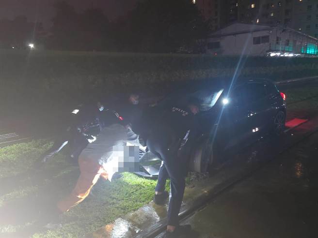 小客车误闯轻轨轨道，眾人合力将车推出外。（翻摄照片／高雄洪靖宜传真）