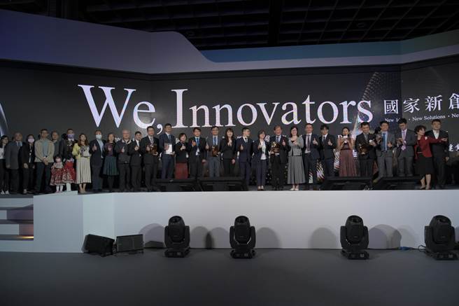 生策会颁发国家新创奖，中国医药大学暨医疗体系得奖强强滚，拿到「国家新创精进奖」与「国家新创奖」共荣获23项，为歷年最多，由周德阳院长（图第一排右十）率团领奖，与大会获奖团队一起合照，成果丰硕。（中国附医提供／冯惠宜台中传真）