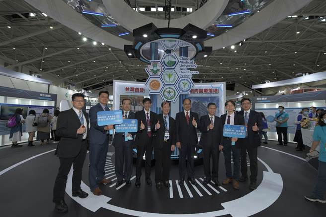 中国附医聚焦「再生医疗」、「AI智慧医疗」、「精准医学」、「国际医疗」，「中医大研究」，以及「得奖专区」等六大主题参展，产官学研热烈迴响。（中国附医提供／冯惠宜台中传真）