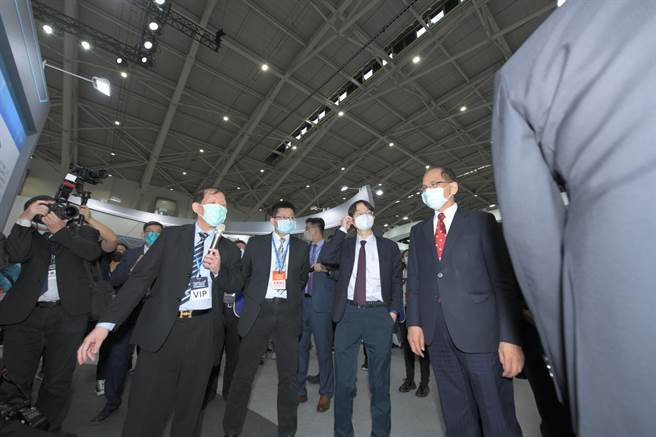 生策会大会主席、立法院长游锡堃（右1）、生策会长翁启惠参访中国医药大学暨医疗体系，听取最新尖端医疗科技趋势简报，由中国附医院长周德阳（左1）主讲。（中国附医提供／冯惠宜台中传真）