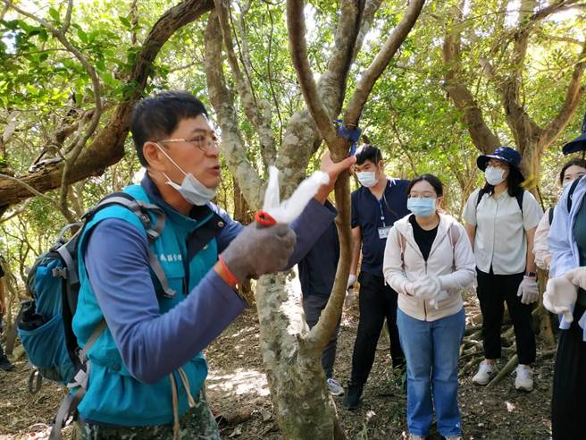 屏東林管處第一線森林護管員分享查緝過程。(屏東林管處提供)