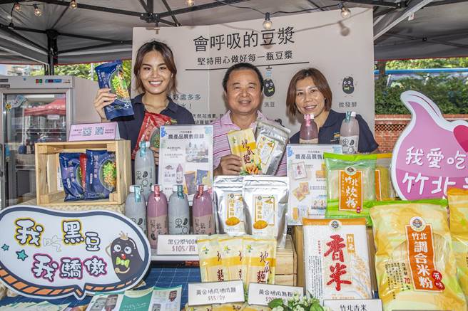 竹北市國產雜糧有夠讚活動，農會推廣部主任黃正鐘（中）介紹研發的「黑豆拌麵」和「黃金地瓜麵」等產品。（羅浚濱攝）