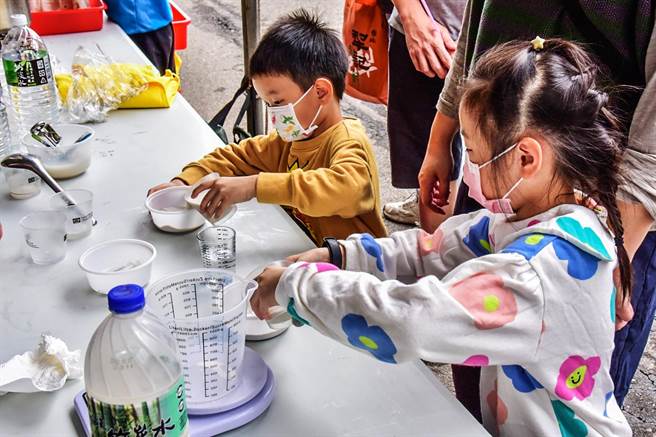 竹北市國產雜糧有夠讚活動，小朋友用黑豆DIY做豆漿。（羅浚濱攝）