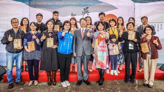 2022新竹县吴浊流文学奖颁奖典礼，县长杨文科（中）颁奖给5种文类首奖得主。（罗浚滨摄）