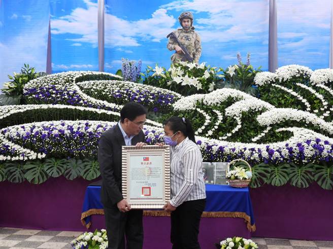 原住民族委員會由主委夷將．拔路兒（左）今赴曾聖光追思告別禮拜，追頒原住民族一等專業獎章予曾聖光母親（右），表彰曾聖光捍衛民主的自由及勇氣。（羅亦晽攝）