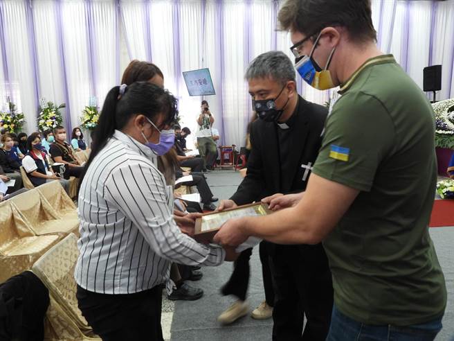 在台烏克蘭藝人佳娜、烏克蘭陣線發起人之一何曼柯今在曾聖光追思告別禮拜上，贈送曾母「聖喬治屠龍」聖像，象徵曾聖光會向聖喬治一樣，守護家人與族人。（羅亦晽攝）