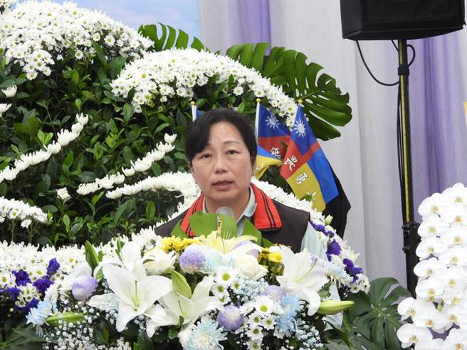 花蓮縣長徐榛蔚今赴曾聖光告別追思禮拜安慰家屬，祈願世界和平不要再有戰爭。（羅亦晽攝）