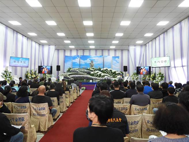 花蓮25歲撒奇萊雅族青年曾聖光參加烏克蘭志願軍，上月2日與俄軍交戰不幸戰死沙場，家屬同月底赴烏國將其骨灰接回台後，今在家鄉花蓮舉辦追思告別禮拜。（羅亦晽攝）