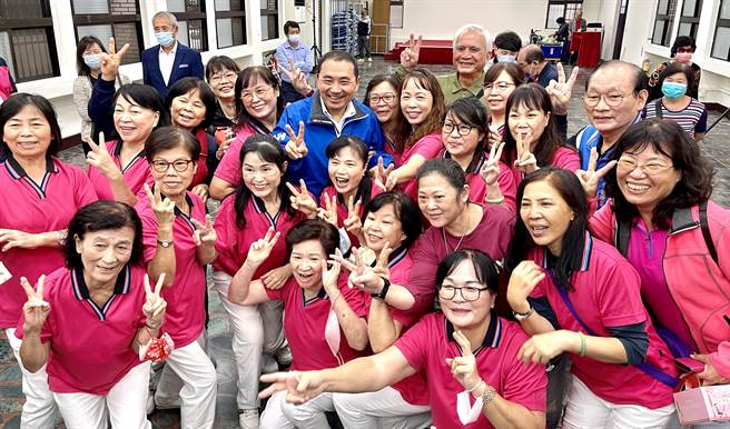 新北市長侯友宜下午到新莊舉辦感恩茶會，支持者熱情爭相合照。（呂健豪攝）