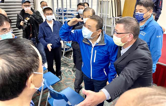 侯友宜以敬禮手勢向競選總部幹部及支持者致意。（呂健豪攝）