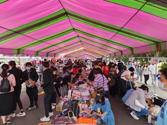 南投家扶冬暖慈幼园游会，人潮络绎不绝。（南投家扶提供／廖志晃南投传真）