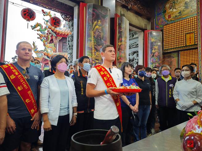 戴「埔盐顺泽宫帽」征战国际赛事的三铁冠军伊登（Iden），继上次到访彰化后又连续9度夺下三铁赛事冠军，今2度访彰举行还愿之旅。（吴建辉摄）