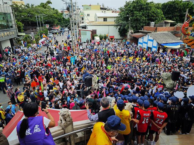 伊登与东京奥运铁人三项金牌的师兄布鲁门菲，下午抵达顺泽宫，现场超过上千粉丝热情迎接。（吴建辉摄）