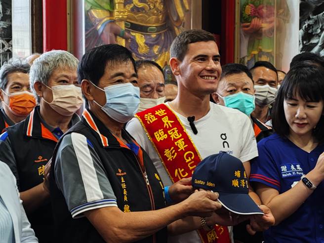 伊登还获得顺泽宫特别印制姓名的冠军神帽。（吴建辉摄）