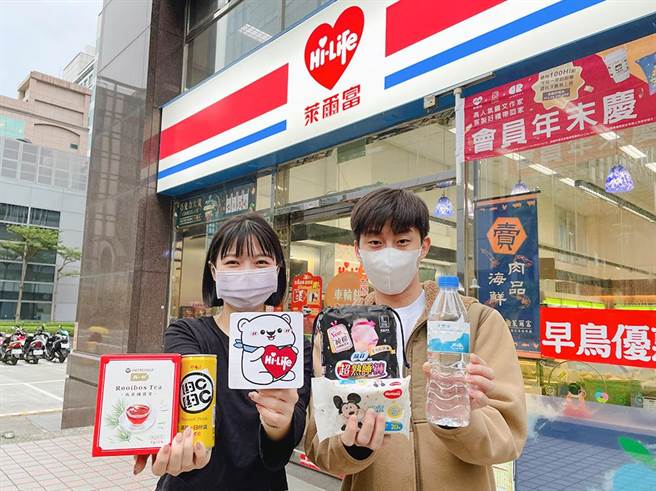 萊爾富吉祥物「嗨寶」生日適逢雙12購物節，祭出系列活動吸客，指定商品最低下殺5折。（萊爾富提供）