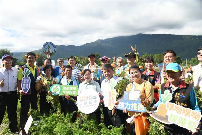 花蓮縣政府與壽豐鄉農會、VDS活力東勢一同在壽豐鄉16公頃的農地，辦理胡蘿蔔契作模式，今舉辦開園，盼替地方農產業文化開啟新猷。（花蓮縣政府提供／羅亦晽花蓮傳真）