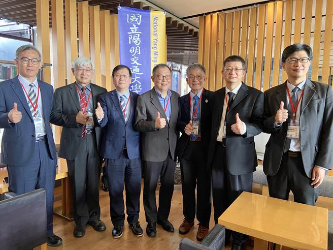 国立阳明交通大学附设医院今（4日）举办「COVID-19后疫情防治作为和医疗数位转型」国际研讨会，邀请卫生福利部政务次长王必胜、疾管署副署长庄人祥（左3）、国内外专家学者等人出席。（右1为国立阳明交通大学附设医院主任张时杰、右2为院长杨纯豪）（吴佩蓉摄）