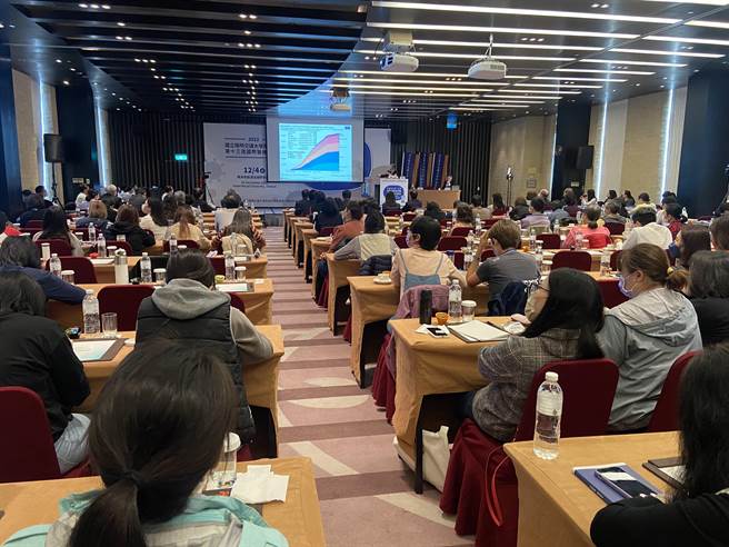 座谈首次採实体与线上直播同步进行模式，实体课程学员有150名及线上课程学员高达8000名，超乎预期。（吴佩蓉摄）