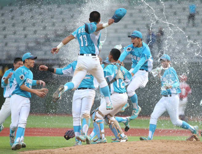 谷保家商相隔3届再夺中信杯黑豹旗冠军。（陈怡诚摄）