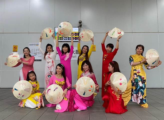 为宣传12月10日的移民节，桃园市新移民女性关怀协会今天在桃园火车站快闪表演越南斗笠舞。（北区事务大队桃园市服务站提供／陈梦茹桃园传真）