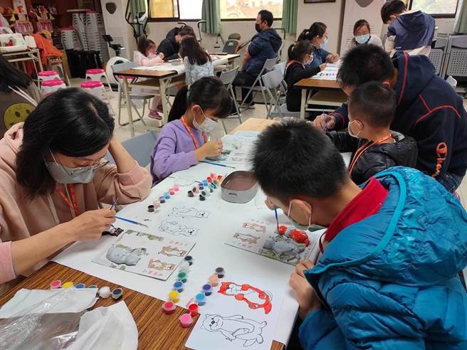 活动结合社区资源与在地特色，分组进行水獭艺品彩绘活动。(图／金管处提供)