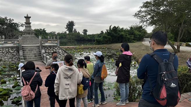 社区解说员带领学员认识聚落特色，共同走访水獭栖息地。(图／金管处提供)