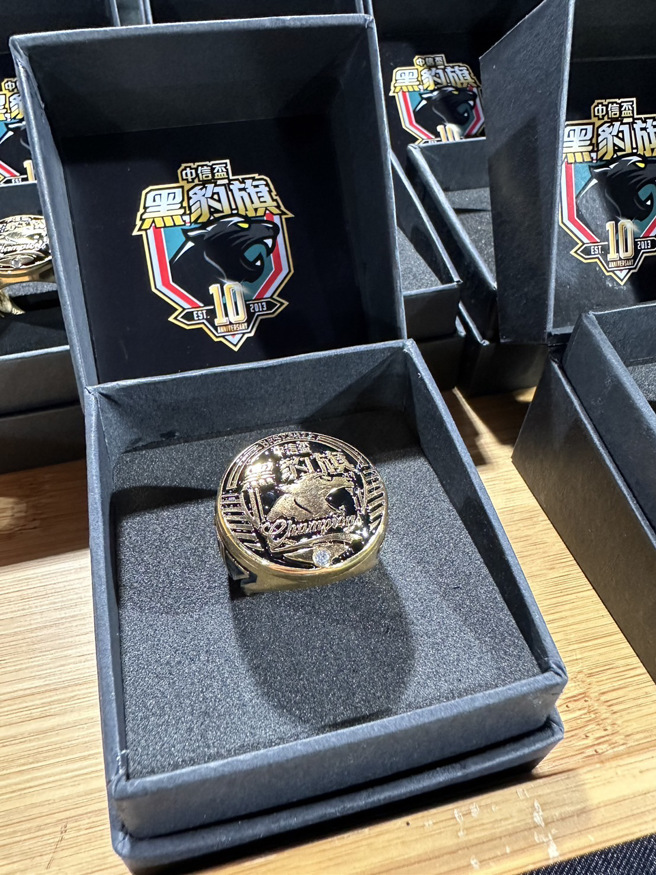 中信杯黑豹旗迈入第10届，夺冠队伍将得到冠军戒指。（陈怡诚摄）