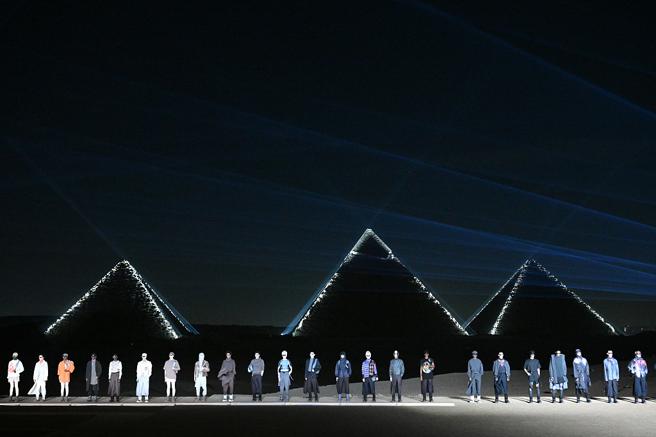 Dior 2023秋季男装大秀选址吉萨大金字塔，也成为近日时尚界话题焦点。（CFP）