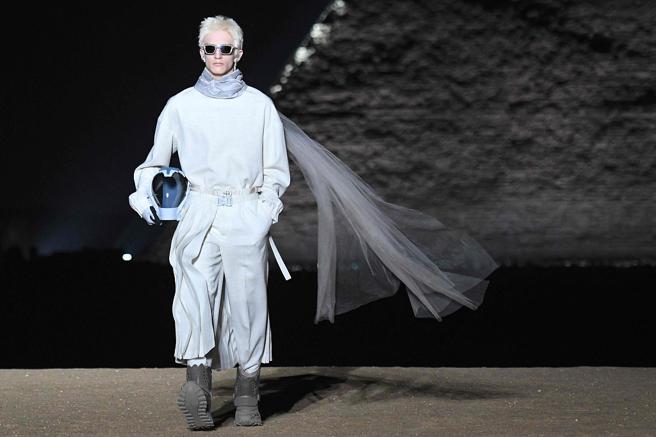 飘逸流畅的男装线条颇有看头，似外星人头盔的防风镜设计很难让人不跟古埃及高度文明产生联想。（CFP）