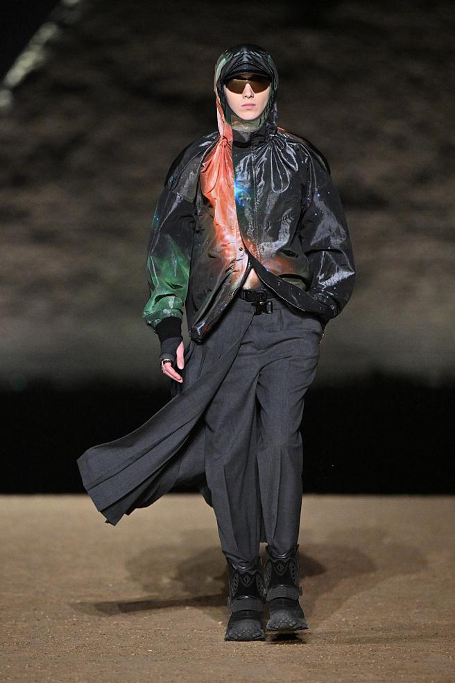 外套上的宇宙光谱让人知道宇宙并不是一片漆黑，也呼应了本次男装秀的主题内涵。（CFP）