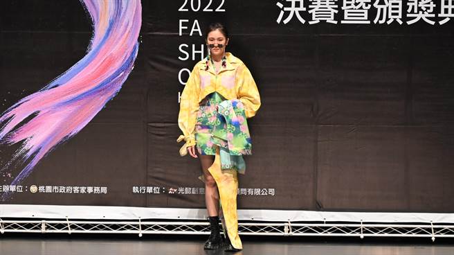 2022时尚客家服饰竞赛4日颁奖，社会组冠军作品勇夺10万元奖金。（吕筱蝉摄）